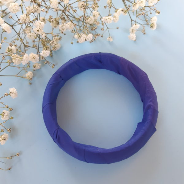 Jonc en bois recouvert d'un ruban bleu. Article upcycling : le bracelet a été entièrement créé avec des produits seconde main.