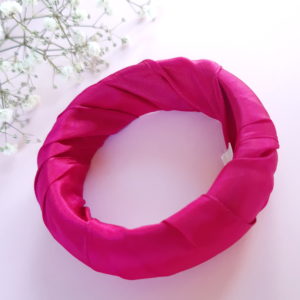 Jonc en bois recouvert d'un ruban rose. Article upcycling : le bracelet a été entièrement créé avec des produits seconde main.