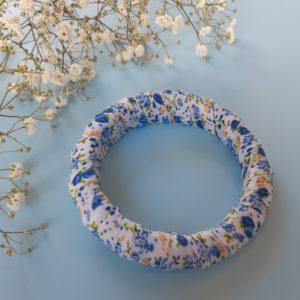 Jonc en bois recouvert d'un ruban liberty bleu. Article upcycling : le bracelet a été entièrement créé avec des produits seconde main.