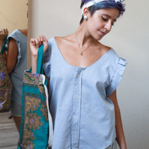La blouse recto / verso est un modèle unique upcycling. En plus elle se porte de différentes manières car n'a pas de devant ni de dos.